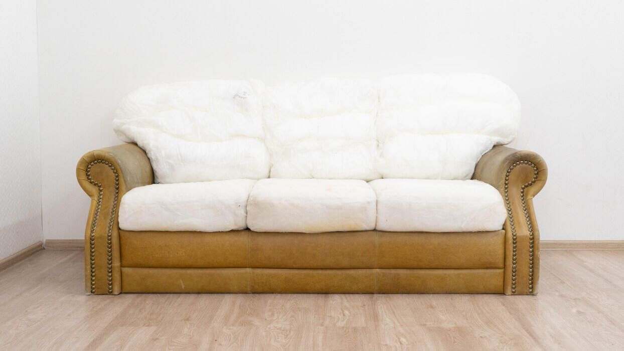 1897А диван  до реставрации