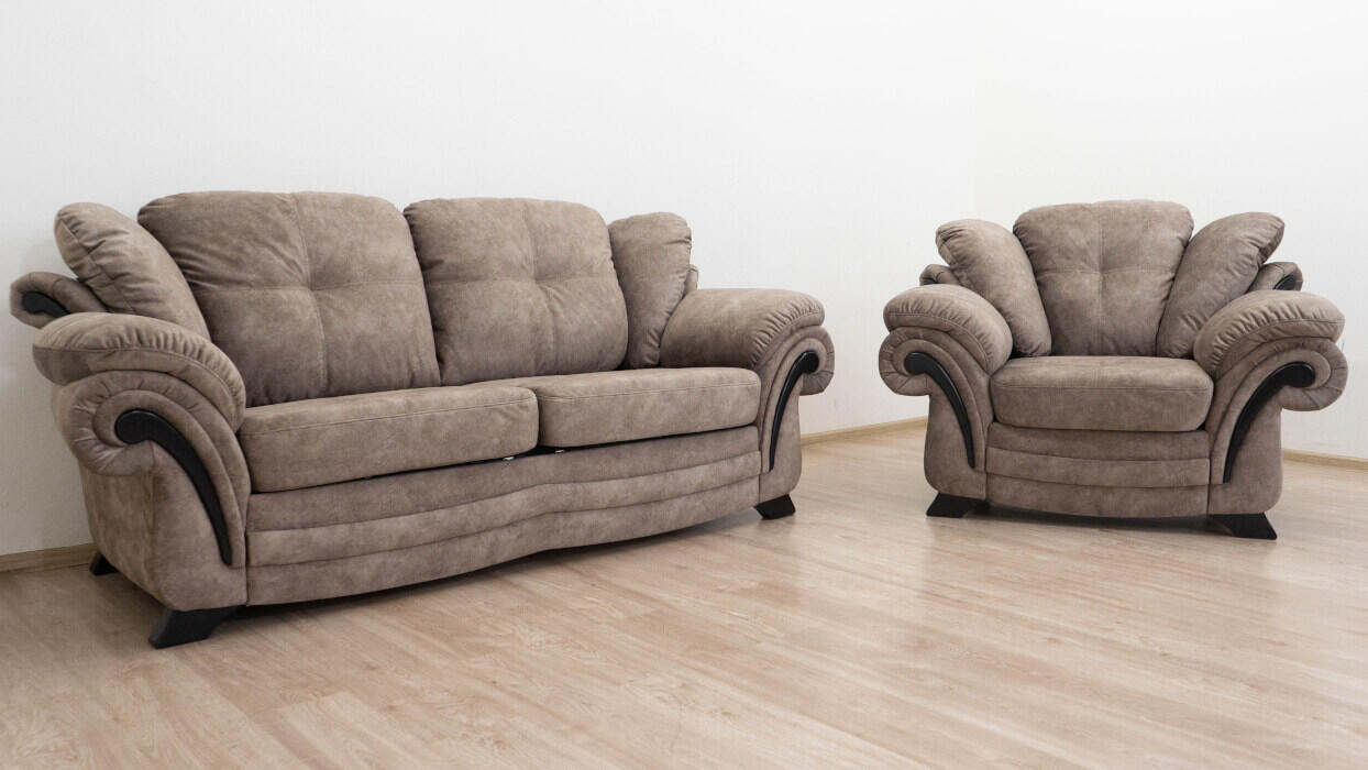 КомплектАпямой диван после реставрации