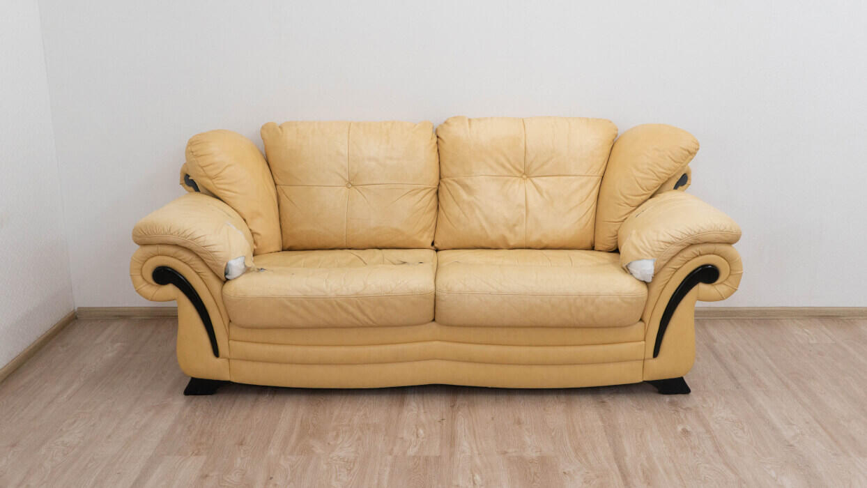 Прямой диван1867А до реставрации