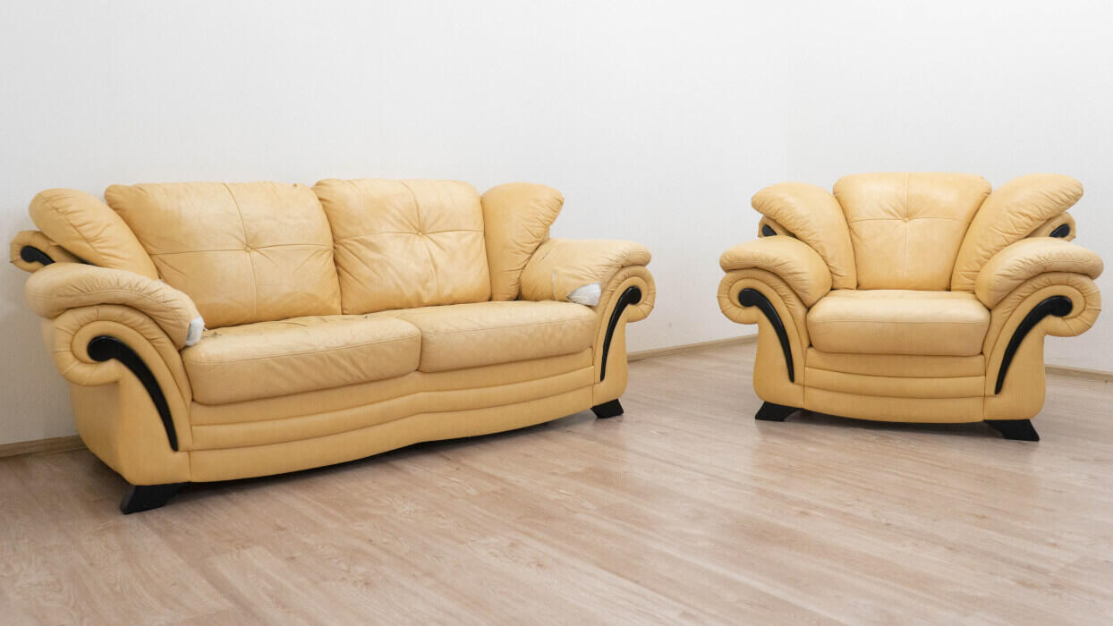 КомплектАпямой диван до реставрации